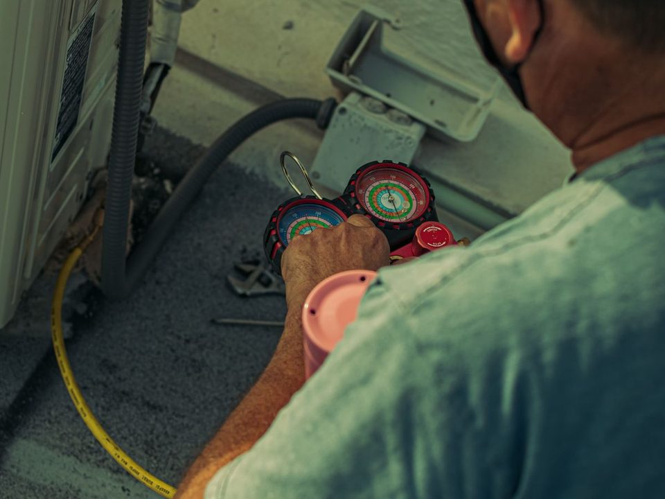 Manifold gauges connected to an air conditioning unit